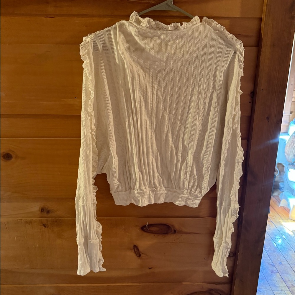 Free People white lace cropped top.   It’s it so adorable